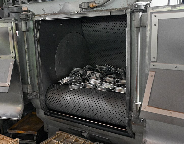 研掃作業（ガラ研掃機）